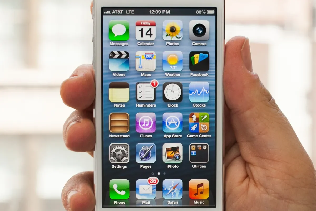 iPhone 5S In 2023! (Still Worth It?) (Review) 