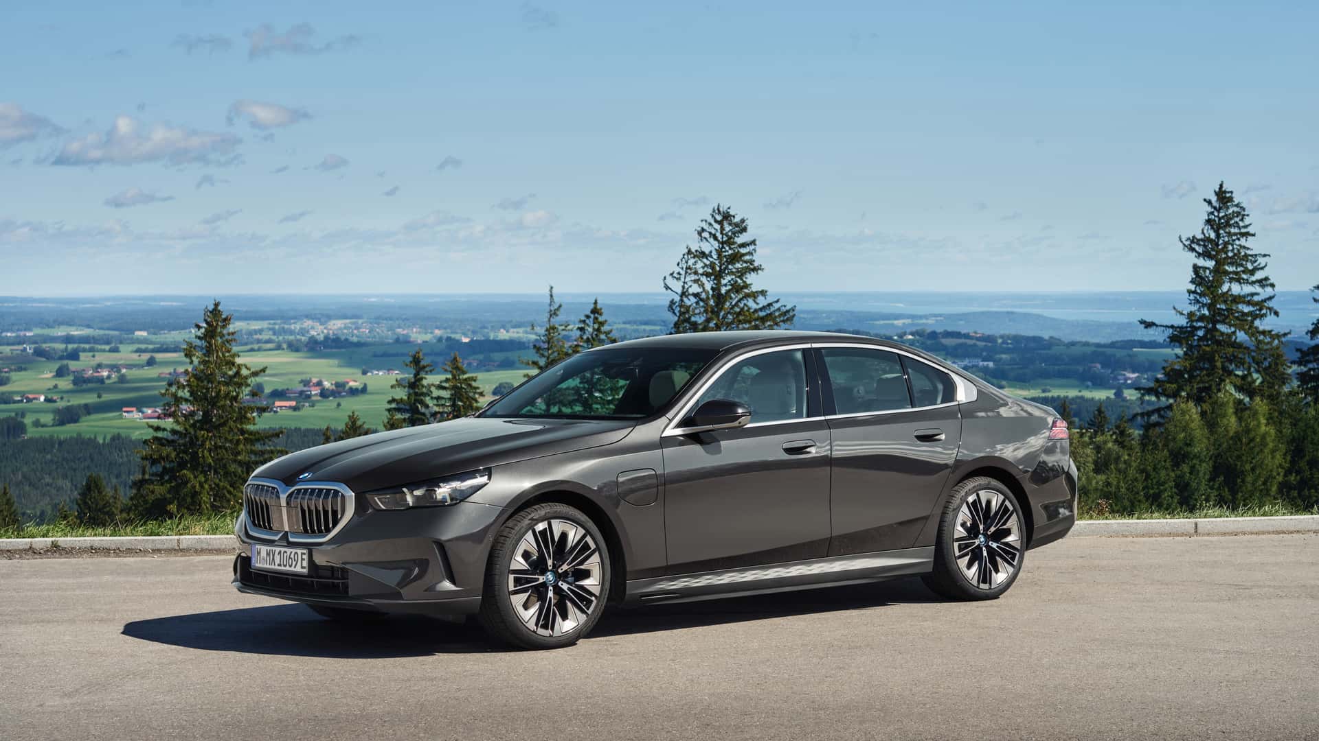 2024 BMW 530e, 550e PHEV Debut With Up To 489 HP, 62Mile WLTP Range