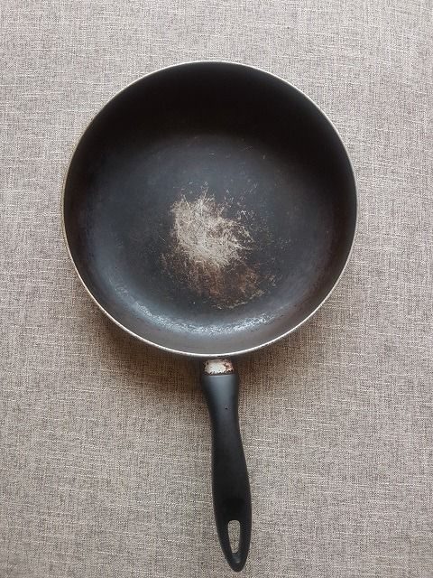 https://www.thetechedvocate.org/wp-content/uploads/2023/10/How-to-Clean-a-Nonstick-Pan-480x400@2x.jpg